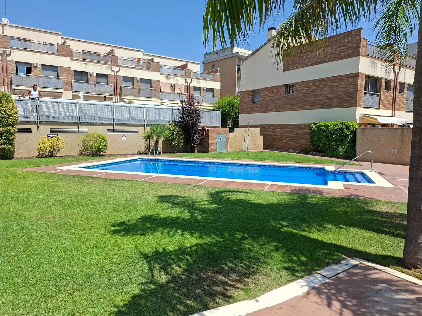 Piscina de Casa adosada en venda en El Vendrell amb Jardí privat, Piscina i Piscina comunitària
