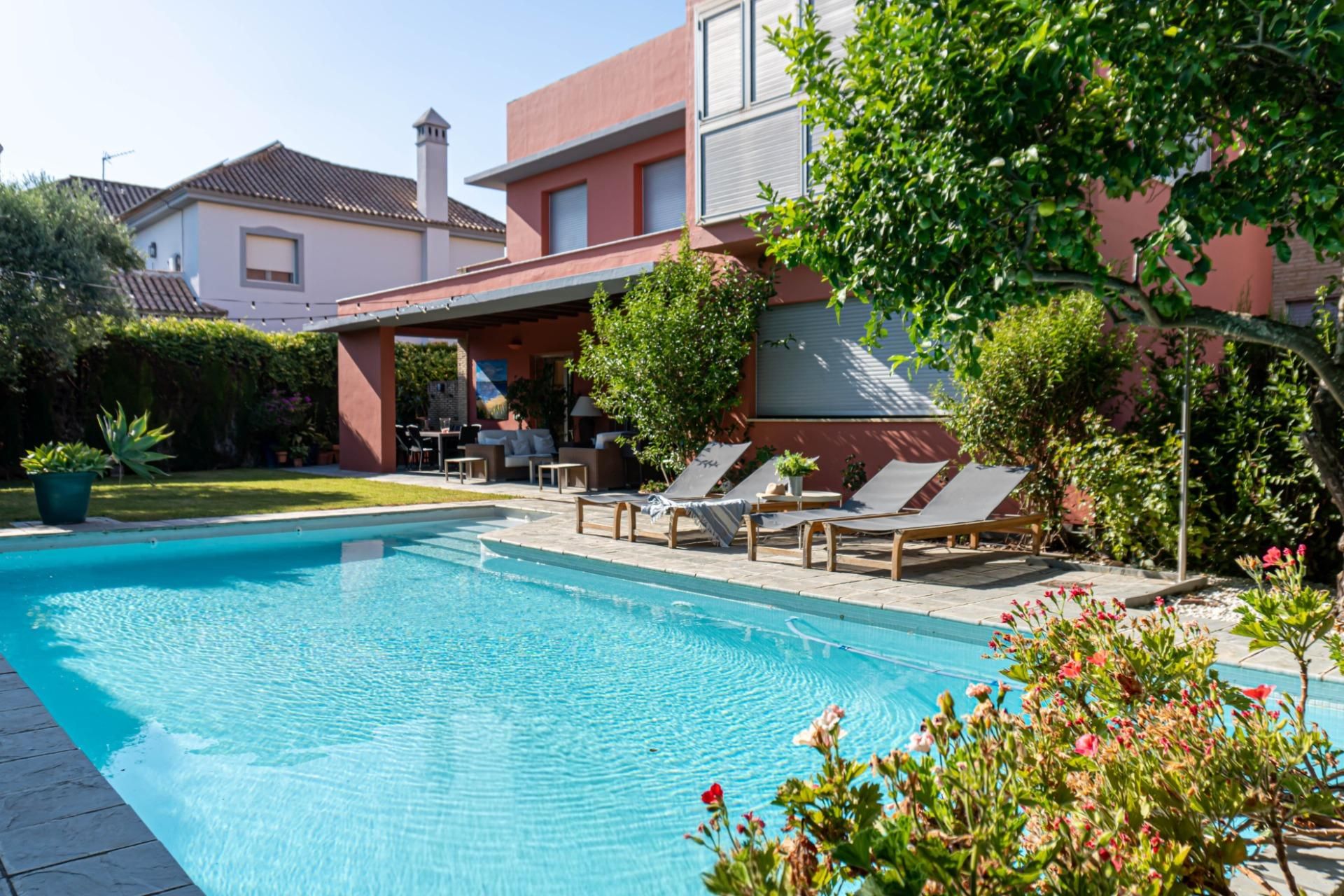 Piscina de Casa o xalet en venda en Valencina de la Concepción amb Aire condicionat, Calefacció i Jardí privat