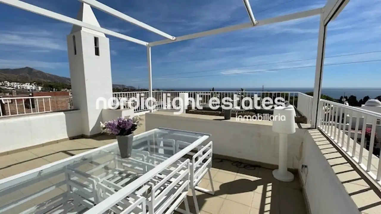 Vista exterior de Casa o chalet en venta en Nerja con Terraza, Trastero y Piscina