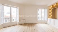 Sala d'estar de Apartament en venda en  Madrid Capital amb Aire condicionat, Calefacció i Balcó
