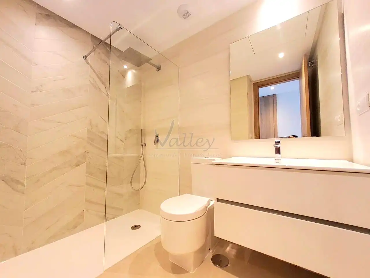 Badezimmer von Wohnungen zum Verkauf in Sotogrande mit Klimaanlage, Terrasse und Möbliert