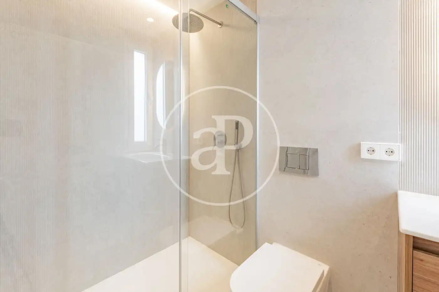 Bathroom of Flat for sale in Madrid  with Air Conditioner and Heating