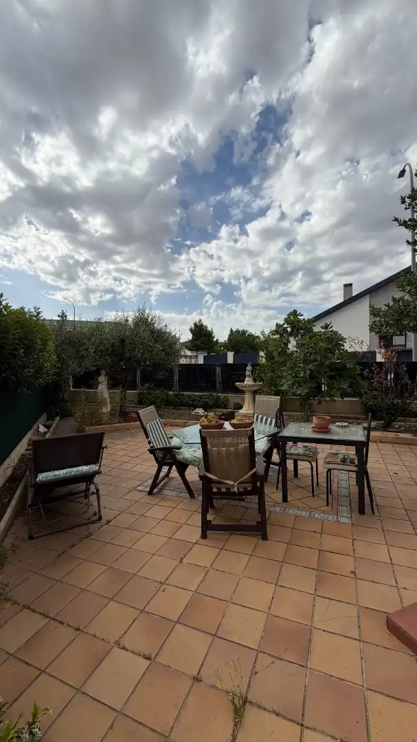 Chalet con jardín en venta en Calle Antonio Machado