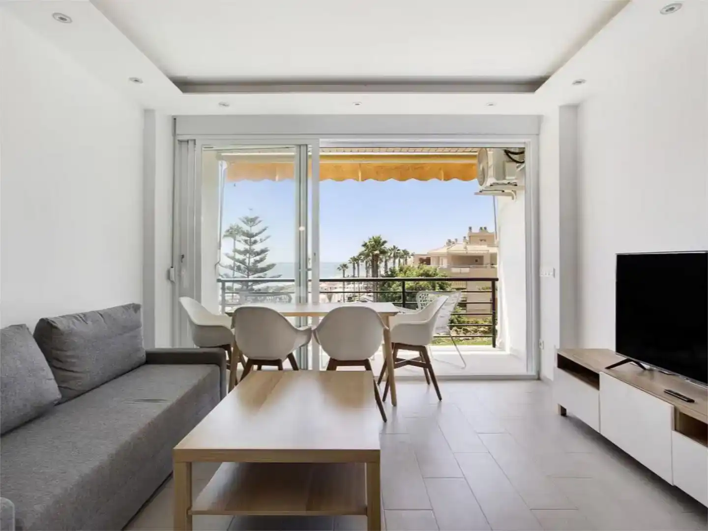 Living room of Study for rent in Torremolinos  with Air Conditioner, Swimming Pool and Balcony