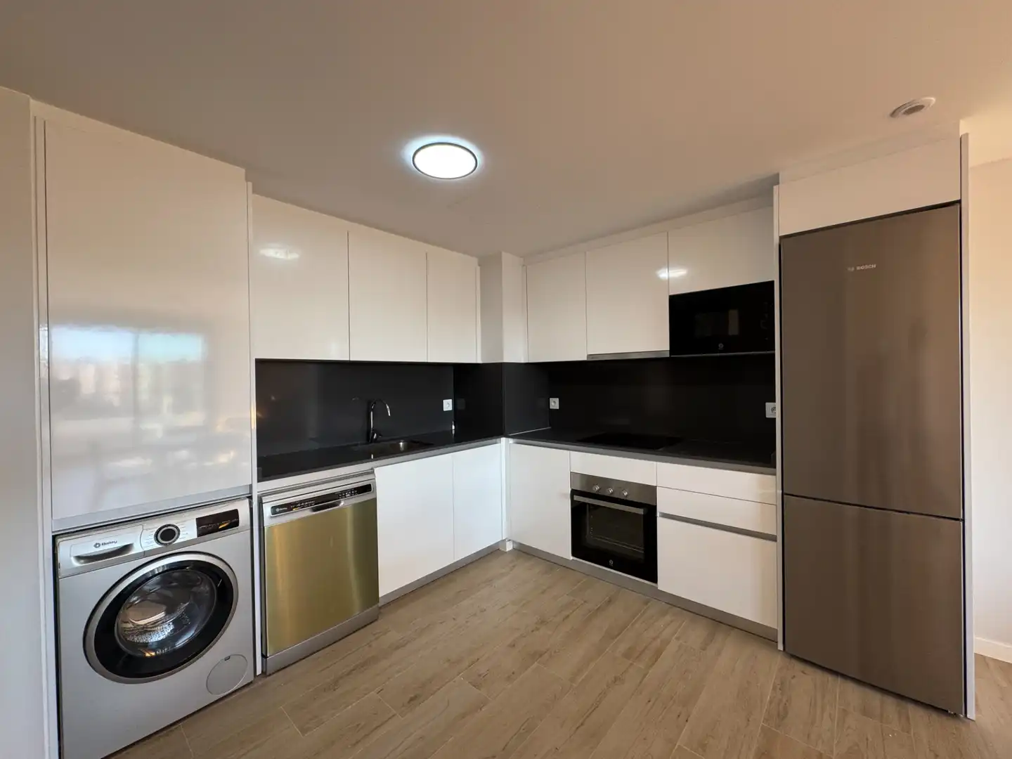 Küche von Wohnung zur Miete in Málaga mit Klimaanlage, Terrasse und Abstellraum