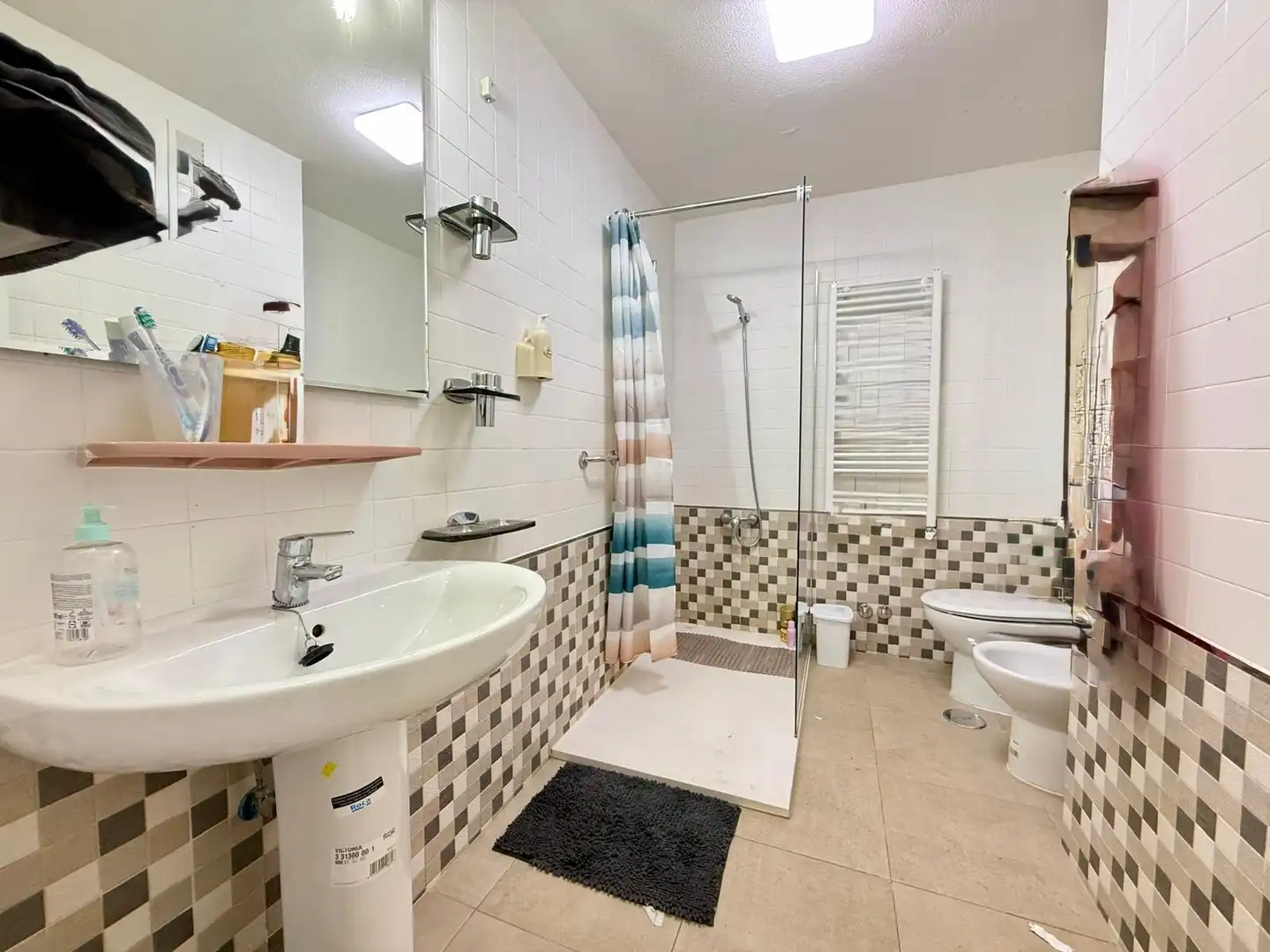 Bathroom of Flat for share in Madrid  with Heating, Furnished and Oven