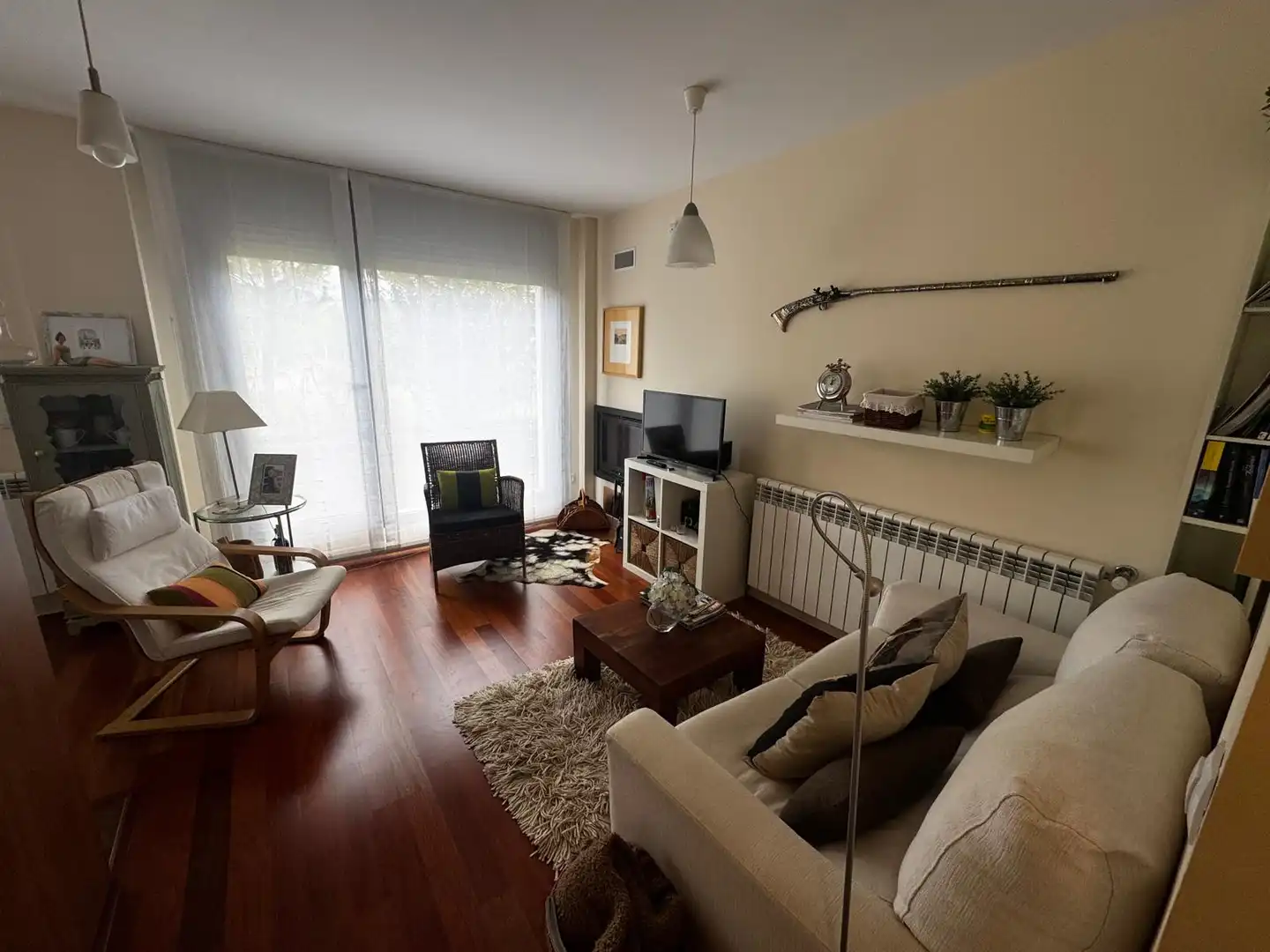 Sala d'estar de Apartament en venda en Sabiñánigo amb Calefacció, Parquet i Terrassa