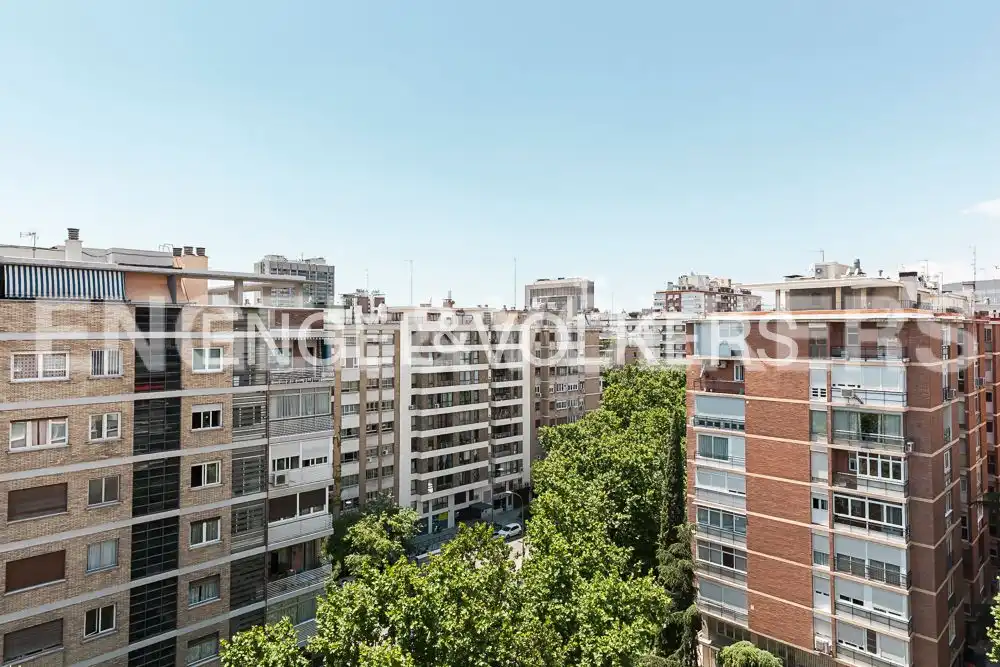 Vista exterior de Pis en venda en Madrid amb Aire condicionat, Calefacció i Jardí privat