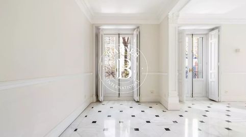 Foto 5 de Piso de alquiler en Jerónimos, Madrid Capital