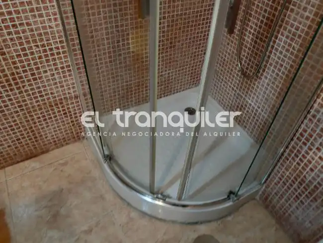 Bany de Pis de lloguer en Madrid amb Aire condicionat, Terrassa i Moblat