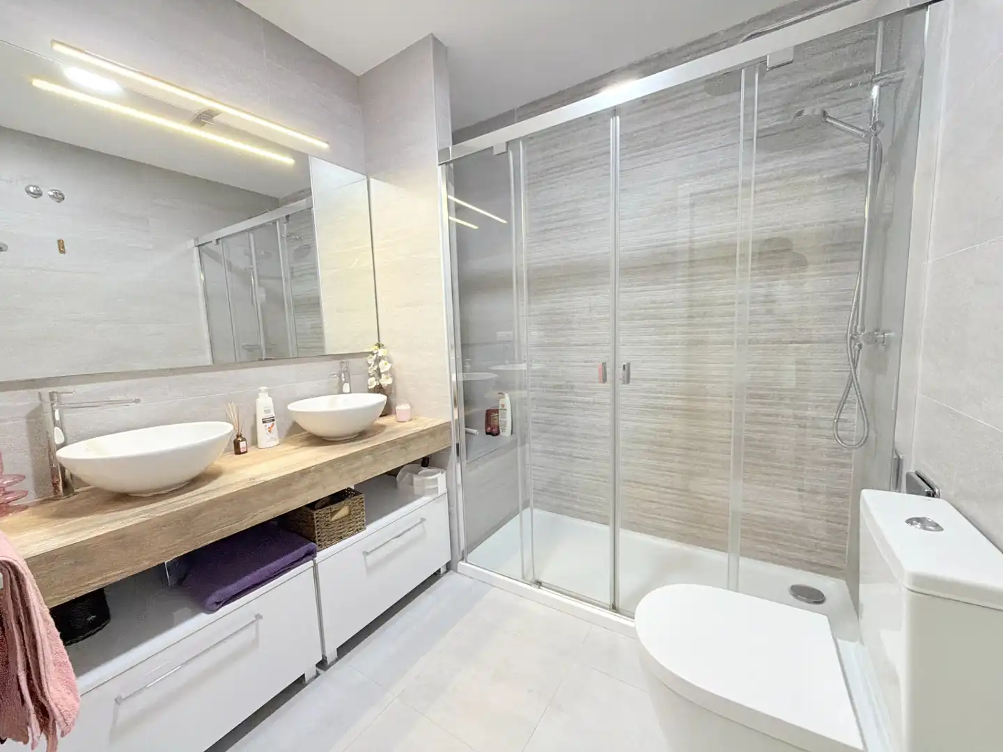 Baño de Casa adosada en venta en Espartinas con Aire acondicionado, Jardín privado y Parquet