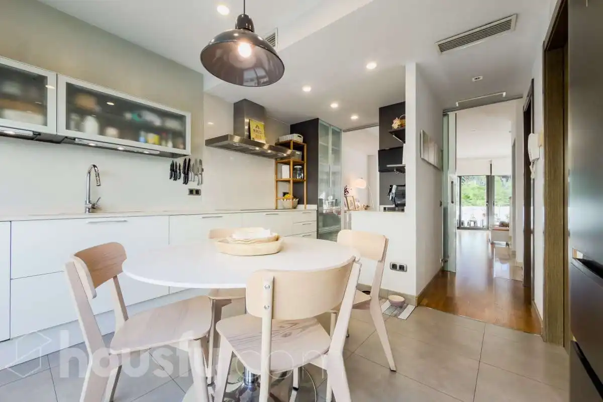 Cocina de Casa o chalet en venta en Barcelona con Aire acondicionado, Calefacción y Jardín privado