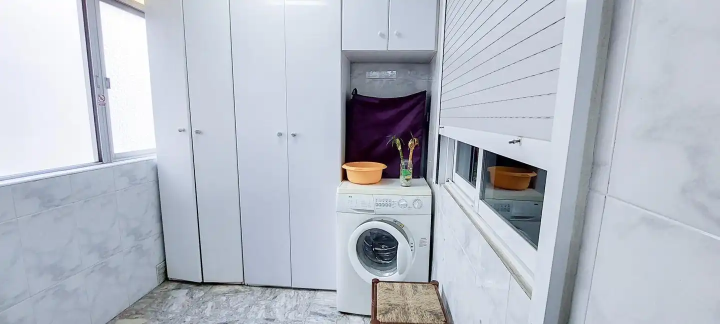 Baño de Piso de alquiler en Elche / Elx con Amueblado y Balcón