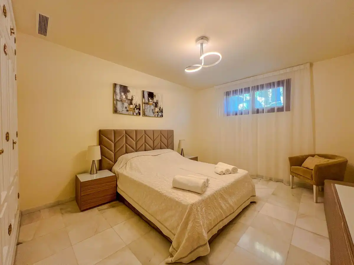 Habitación de Casa adosada en venta en Benahavís con Aire acondicionado y Terraza
