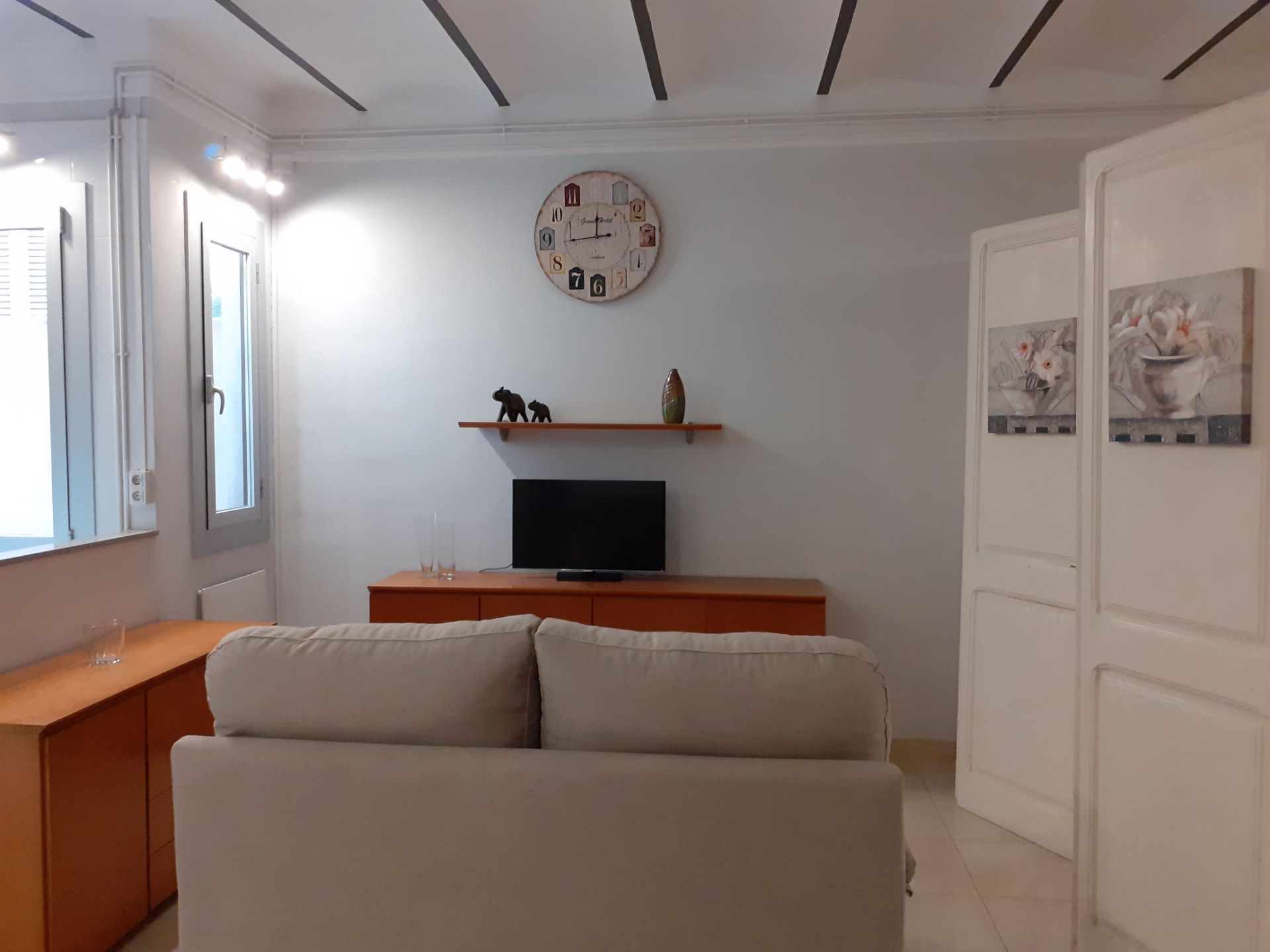 Sala d'estar de Estudi de lloguer en  Barcelona Capital amb Calefacció, Moblat i Forn