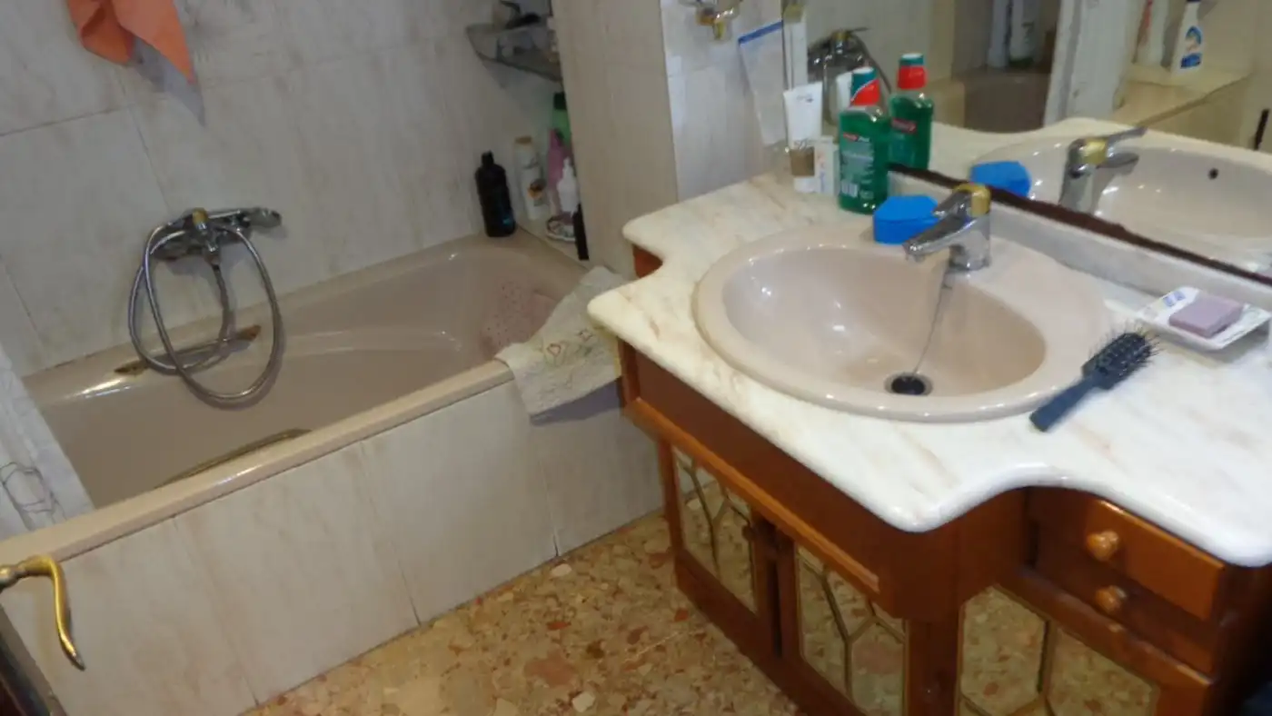 Bany de Casa o xalet en venda en Elda amb Aire condicionat, Terrassa i Balcó