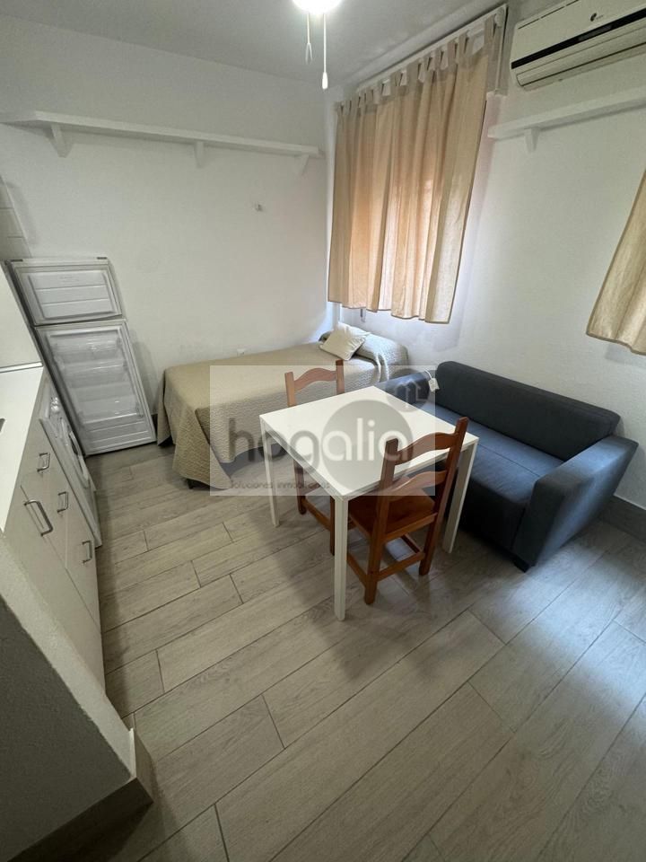 Dormitori de Estudi de lloguer en  Sevilla Capital amb Aire condicionat i Moblat