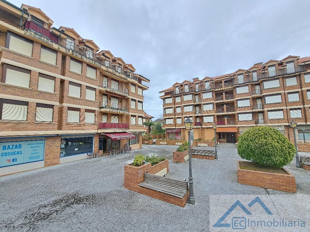 Vista exterior de Local en venda en Noja amb Aire condicionat, Terrassa i Moblat