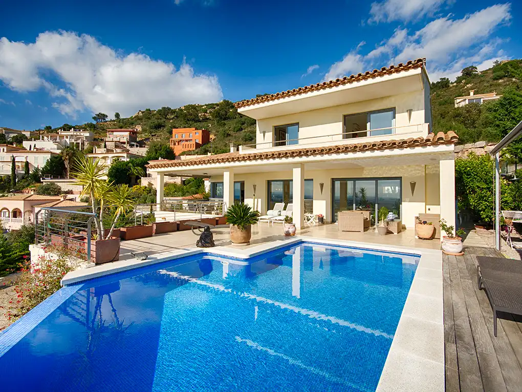 Casa amb piscina en venda a Carrer Bèlgica