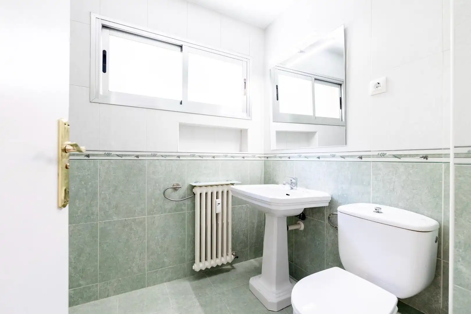 Baño de Piso de alquiler en Madrid con Calefacción, Parquet y Terraza