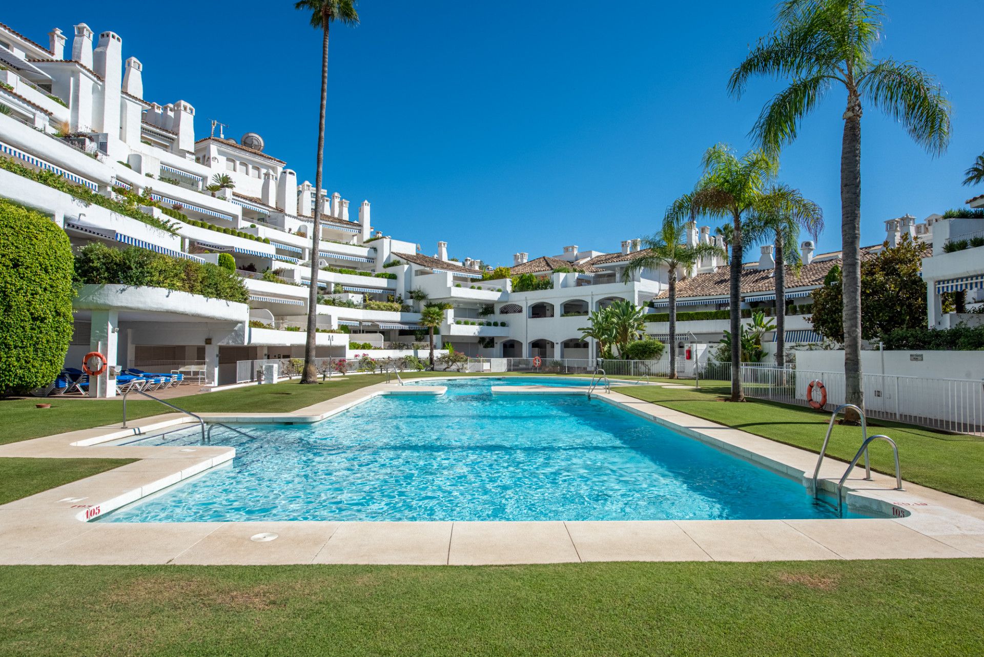 Exterior view of Planta baja for sale in Marbella  with Air Conditioner, Terrace and Swimming Pool