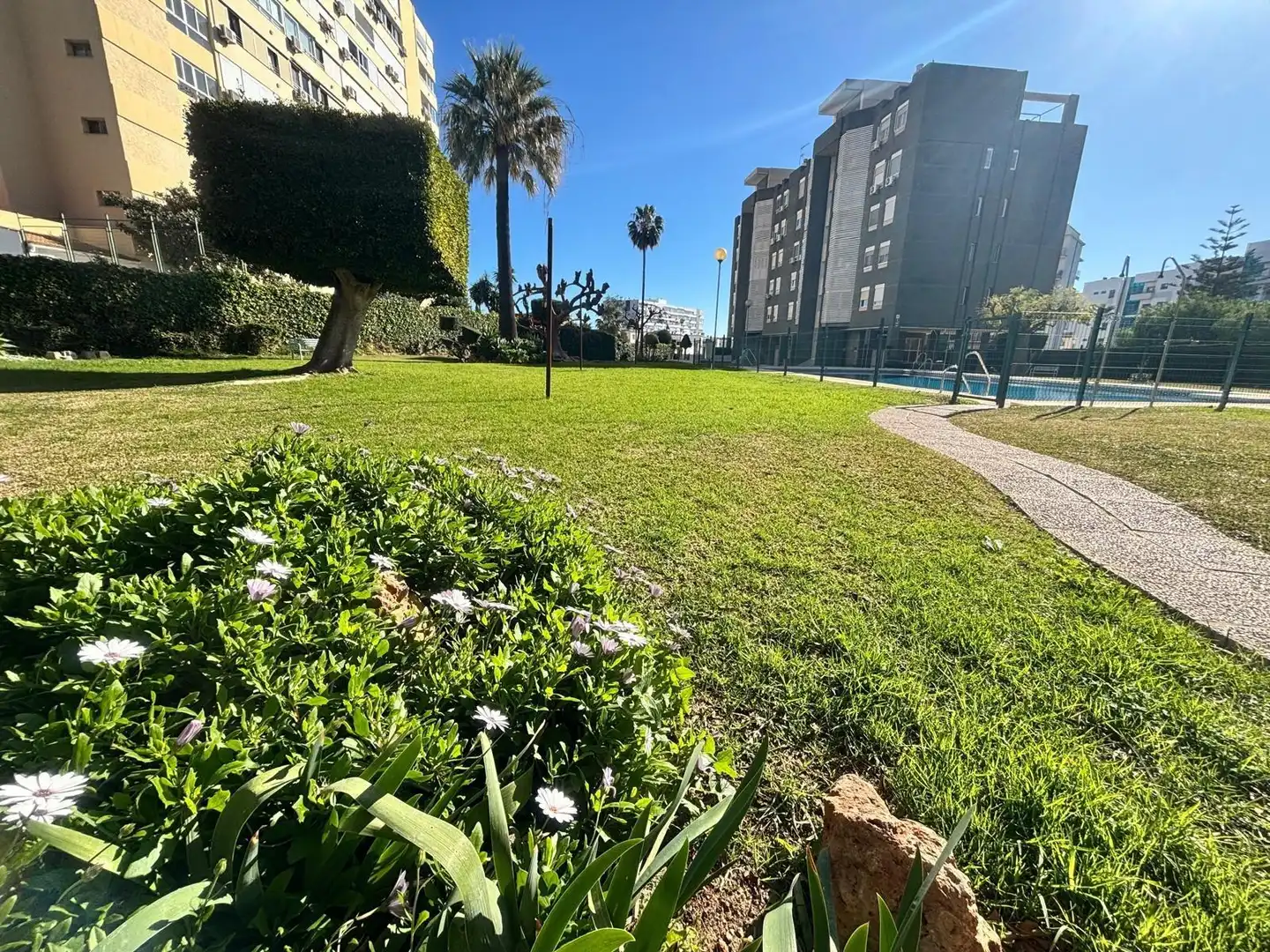 Vista exterior de Pis en venda en Benalmádena amb Jardí privat, Terrassa i Balcó