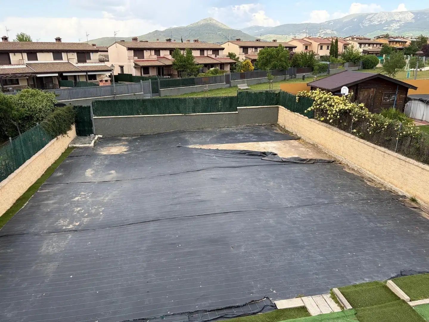 Piscina de Casa adosada en venda en Palazuelos de Eresma amb Calefacció, Terrassa i Alarma