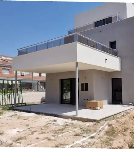 Vista exterior de Casa adosada en venda en Cambrils amb Aire condicionat, Calefacció i Jardí privat