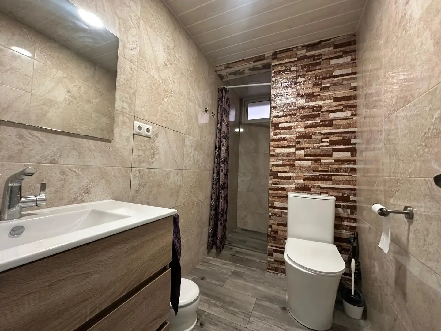Bathroom of Flat for sale in Sevilla  with Air Conditioner and Furnished