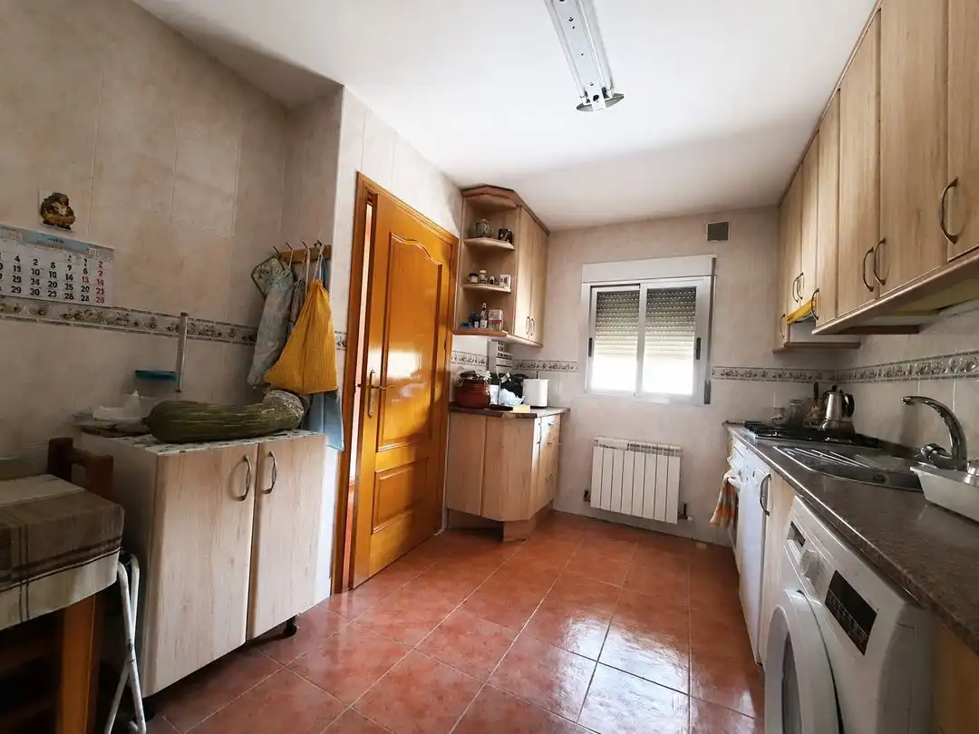 Cocina de Casa adosada en venta en Escalona con Aire acondicionado, Calefacción y Jardín privado