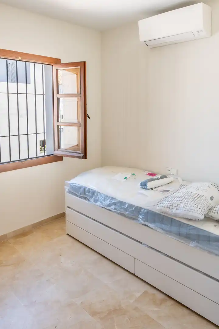 Dormitori de Casa adosada de lloguer en Estepona amb Aire condicionat, Traster i Moblat