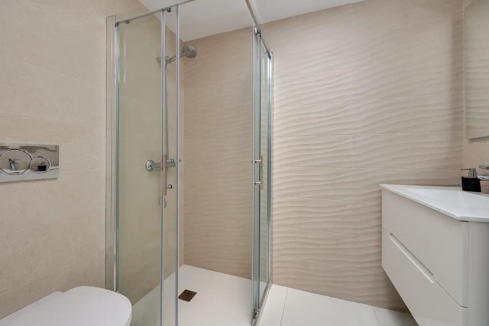 Badezimmer von Einfamilien-Reihenhaus zum Verkauf in Torrevieja mit Klimaanlage, Heizung und Terrasse