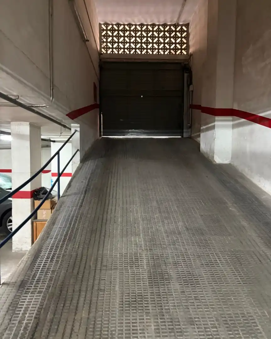 Motorradstellplatz mit Aufzug zur Miete in Carrer de Casanovas i Bosch 57, imagen 3