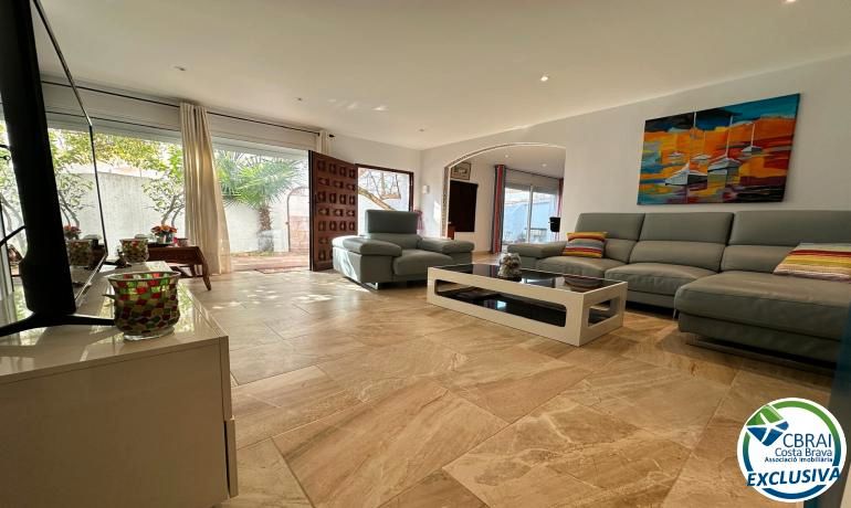Living room of Single-family semi-detached for sale in Empuriabrava  with Air Conditioner, Heating and Private garden