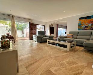Sala d'estar de Casa adosada en venda en Empuriabrava amb Aire condicionat, Calefacció i Jardí privat