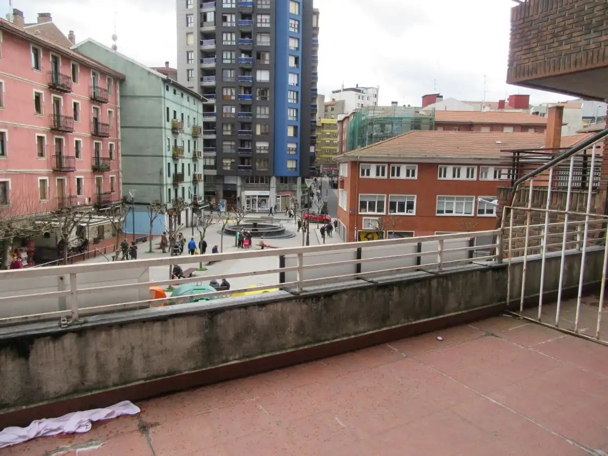 Außenansicht von Büro zur Miete in Basauri  mit Terrasse und Möbliert