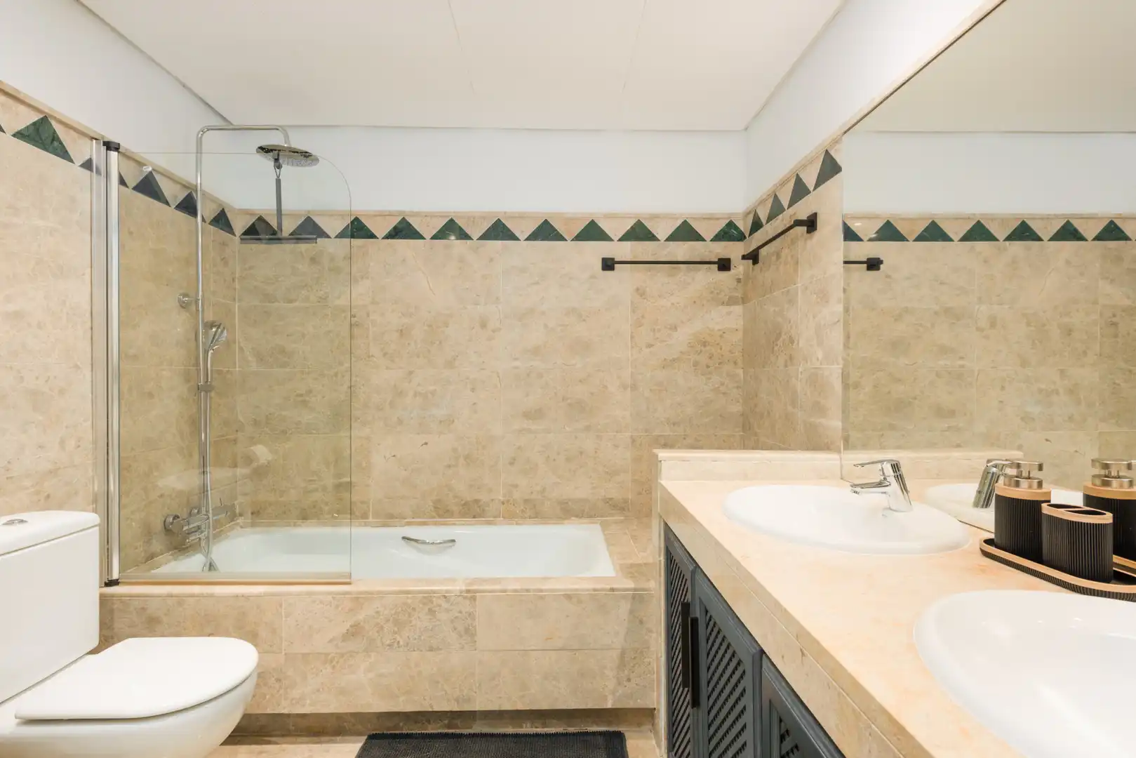 Badezimmer von Erdgeschoss zum Verkauf in Sotogrande mit Klimaanlage, Privatgarten und Terrasse
