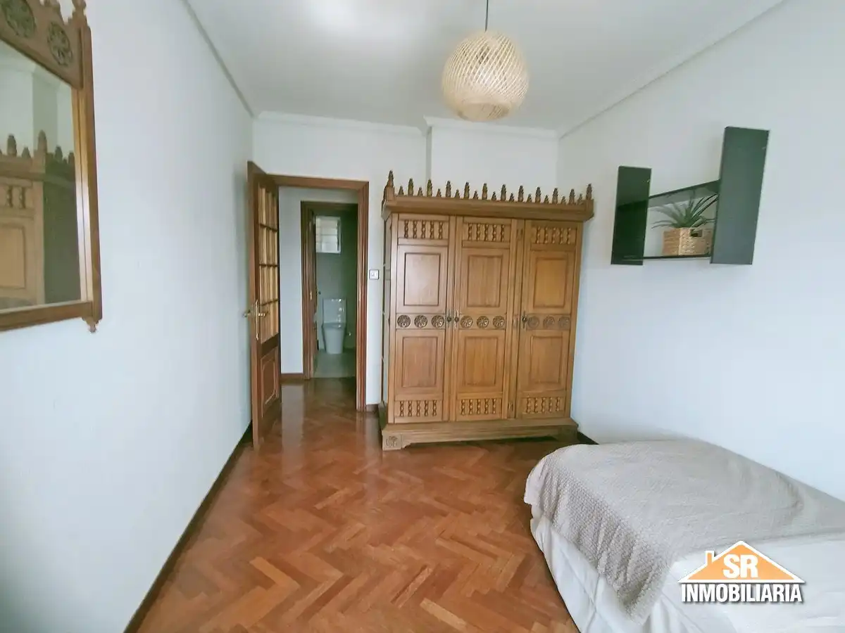 Dormitori de Pis de lloguer en A Coruña Capital  amb Parquet, Forn i Rentadora