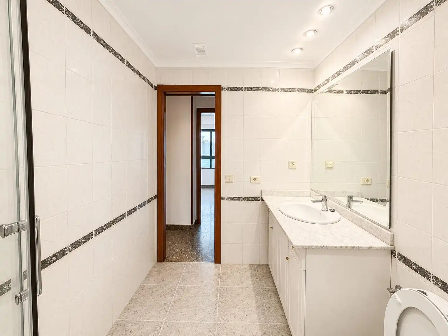 Bathroom of Flat for rent in Paterna  with Balcony