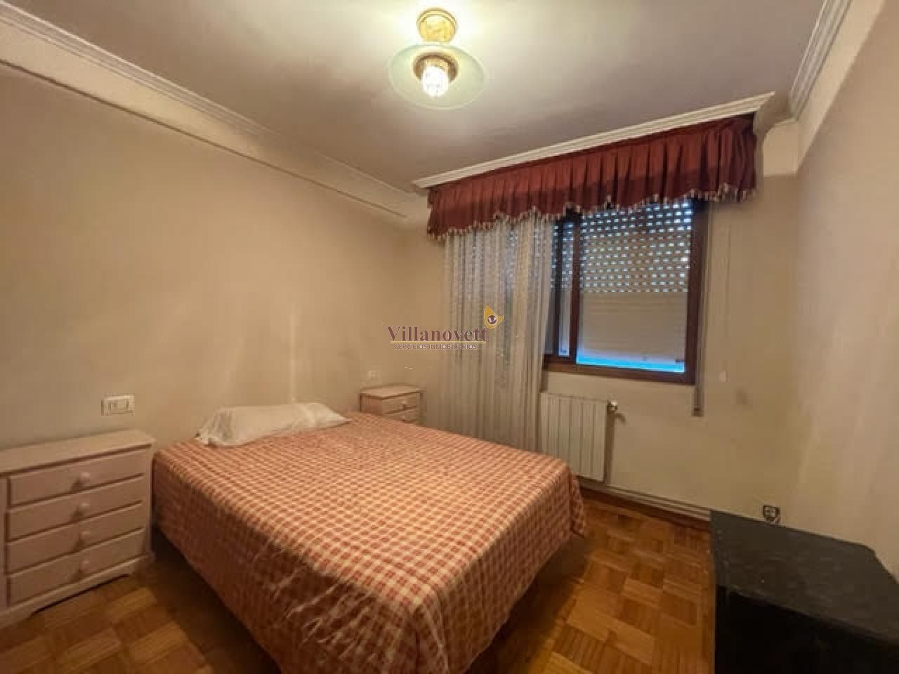 Dormitori de Apartament de lloguer en Vigo  amb Calefacció, Parquet i Moblat