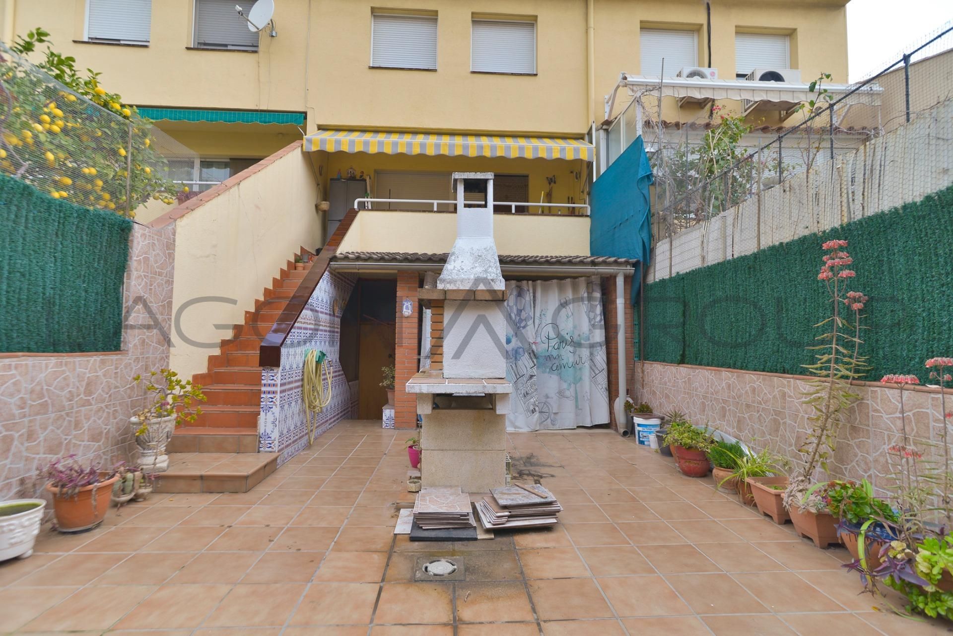 Vista exterior de Casa adosada en venda en Abrera amb Aire condicionat, Calefacció i Balcó
