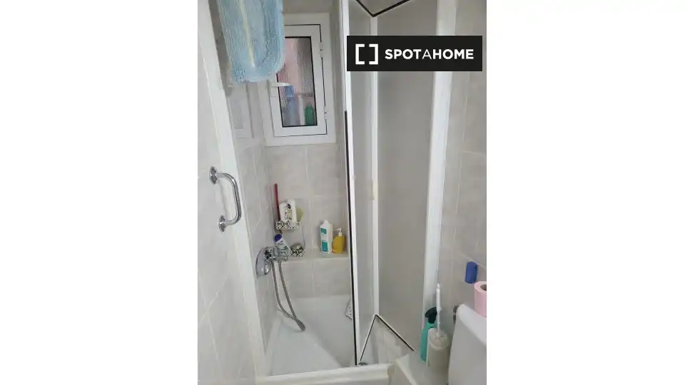 Badezimmer von Wohnung zur untervermieten in Mataró mit Klimaanlage, Heizung und Möbliert