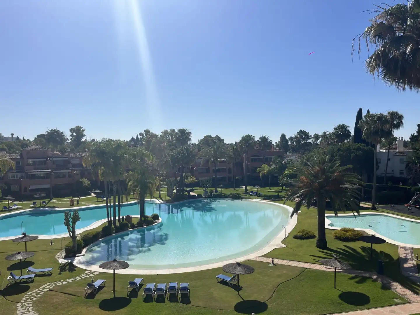 Schwimmbecken von Wohnung zum Verkauf in Estepona mit Klimaanlage, Heizung und Privatgarten