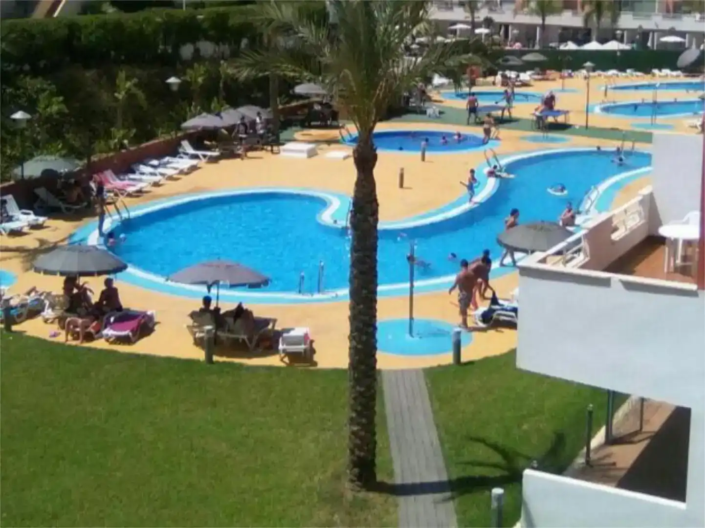 Piscina de Pis de lloguer en Vera amb Aire condicionat, Jardí privat i Piscina