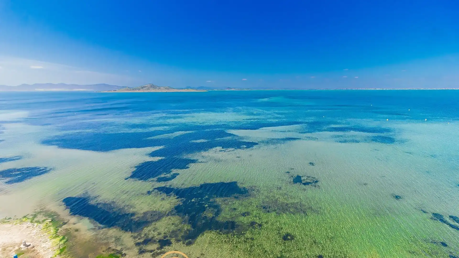 Vista exterior de Apartament en venda en La Manga del Mar Menor amb Terrassa i Piscina comunitària