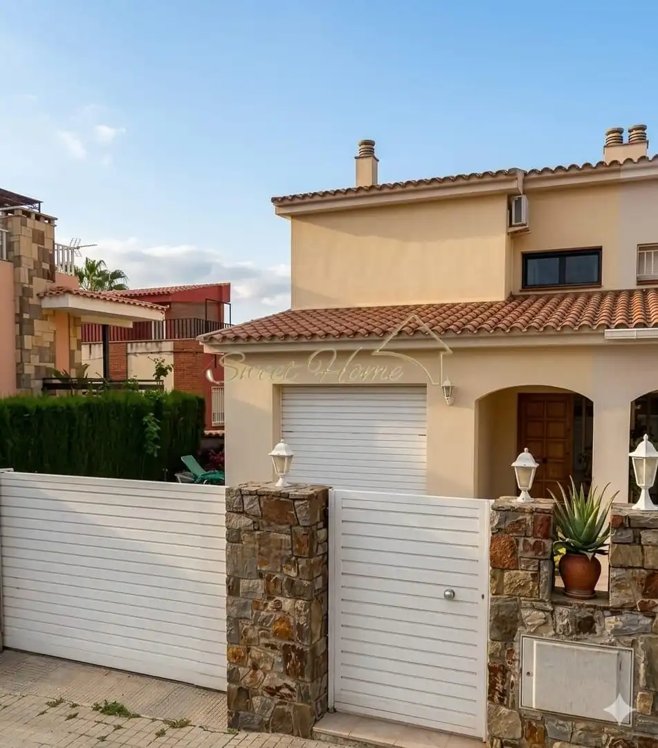 Vista exterior de Casa o chalet en venta en El Masnou con Aire acondicionado, Calefacción y Jardín privado