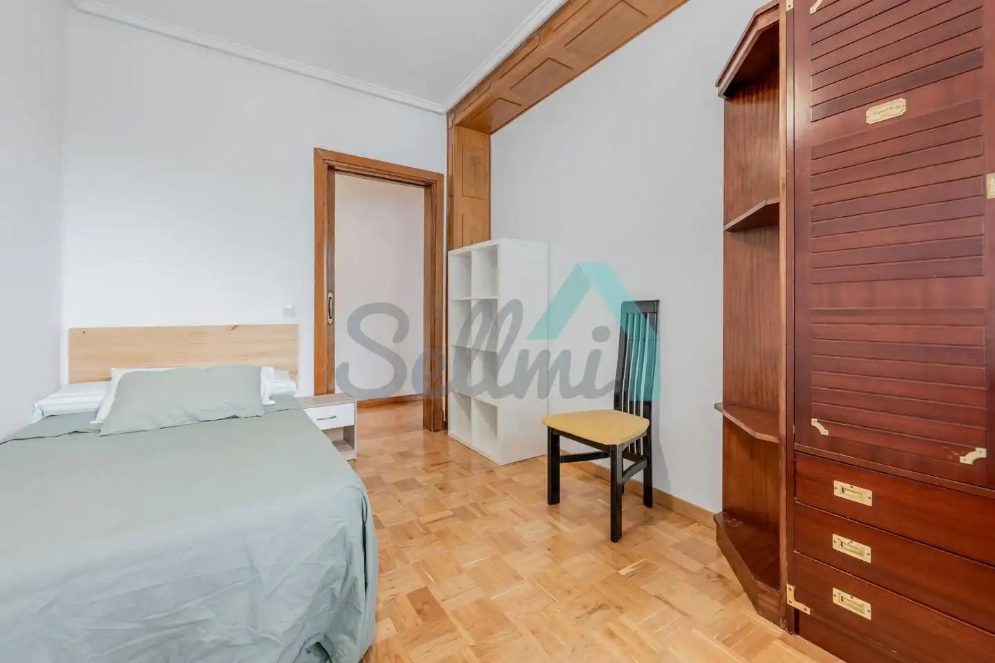 Bedroom of Flat for share in Oviedo   with Heating, Parquet flooring and Furnished