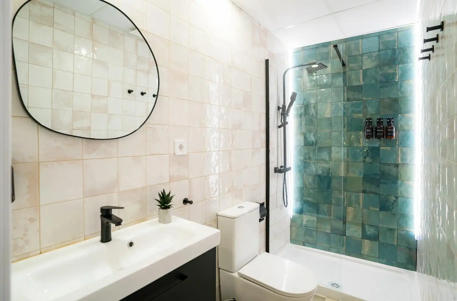 Bathroom of Flat for sale in Málaga  with Air Conditioner, Furnished and Community pool