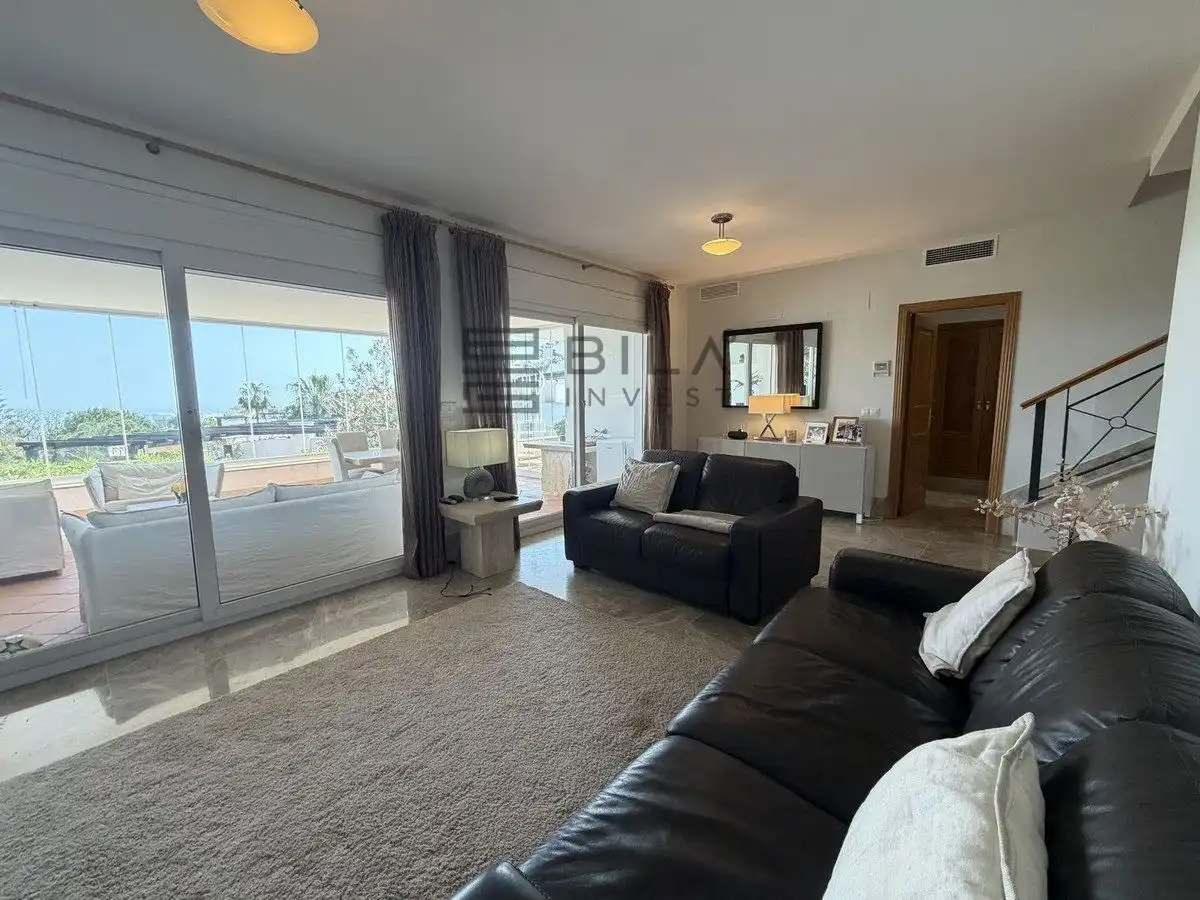 Sala d'estar de Casa adosada en venda en Marbella amb Aire condicionat, Terrassa i Piscina