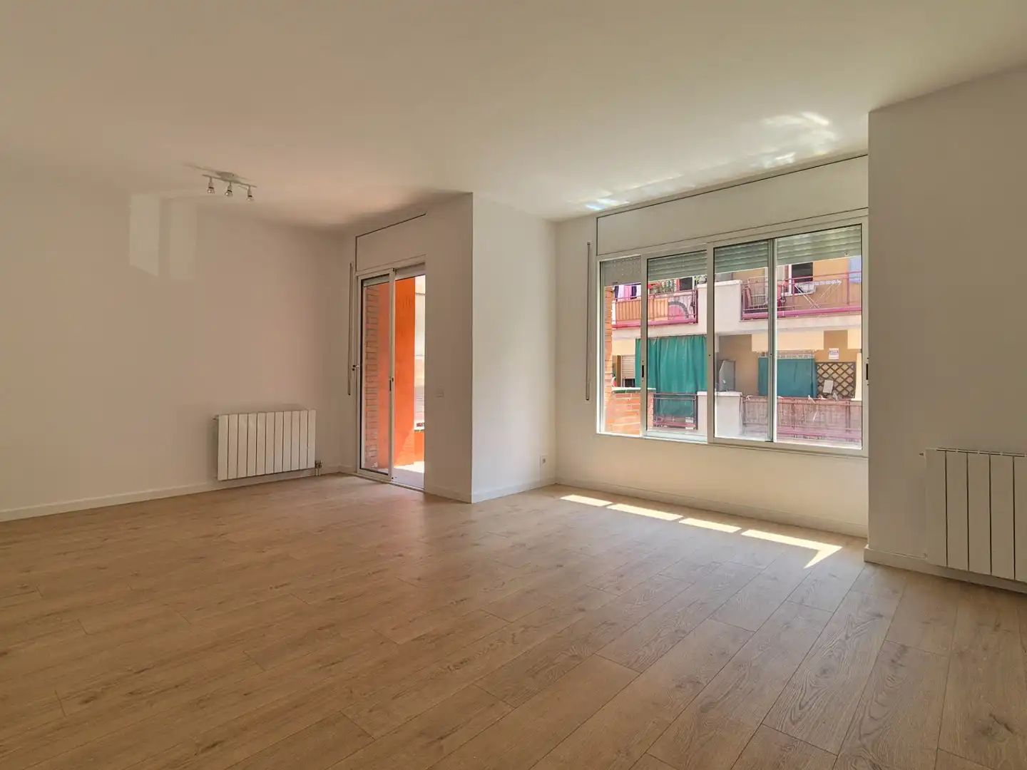 Sala d'estar de Pis de lloguer en Barcelona amb Calefacció, Parquet i Forn